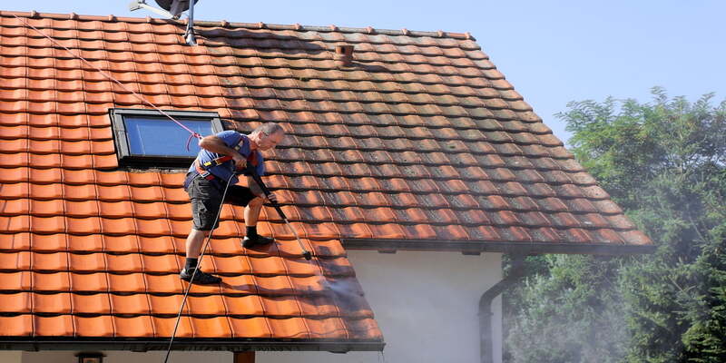 Artisan sur un toi entrain de le nettoyer